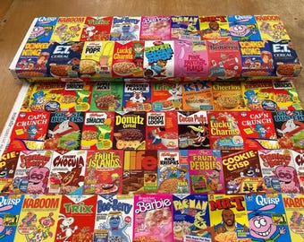 Puede incluir: Una tela multicolor que presenta un patrón de cuadrícula repetitivo con diseños de cajas de cereales vintage. El estampado incluye varias marcas icónicas de cereales, mascotas de dibujos animados y logotipos coloridos dispuestos en filas.