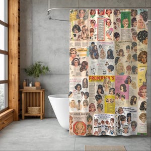 Puede incluir: Cortina de ducha con un collage de anuncios de pelucas vintage. El diseño incluye varios peinados, texto e ilustraciones en un estilo retro. La cortina es beige y tiene una variedad de colores.