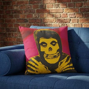Punkrock kussen met Crimson Ghost Fiend design | Stoere woondecoratie