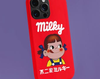 Könnte beinhalten: Rote Handyhülle mit einem weißen Milky-Logo und einem Comic-Mädchen in einem blauen Kleid und einem gelben Oberteil. Der Text "不二家ミルキー" ist in Weiß unter dem Mädchen aufgedruckt.