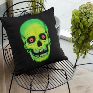 Retro Halloween Skull Pillow Throw Pillow, Vintage Horror Decor, Spooky Cute Couch Cushion, Skeleton Gothic Home Accent
