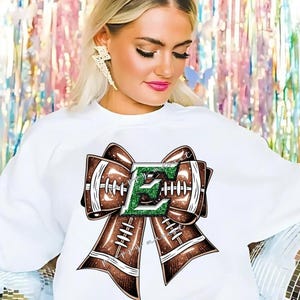 Puede incluir: Un letrero de madera rústica con el texto "Welcome to our home" en letras blancas. El letrero presenta un acabado envejecido y un diseño sencillo y acogedor, perfecto para un porche o entrada.