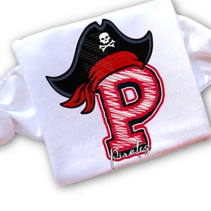 Könnte beinhalten: Weißes T-Shirt mit einem rot-schwarzen Piratenhut und einem roten Buchstaben P mit dem Wort "Pirates" darunter.