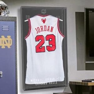 Puede incluir: Una taza de cer&aacute;mica blanca con un asa negra y el texto "But First, Coffee" en negrita negra. La taza se encuentra sobre un fondo borroso, sugiriendo un ambiente acogedor.