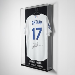 Puede incluir: Un juego de tres tazas de cer&aacute;mica con acabado moteado y mate. Las tazas son de color crema, gris claro y gris oscuro. Cada taza tiene un dise&ntilde;o simple y minimalista.