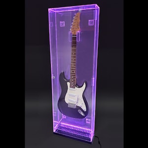 Op maat gemaakte verlichte acrylvitrine voor elektrische gitaar: uv-bescherming, wand-/tafelmontage, ledverlichting