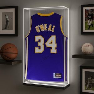 Puede incluir: Un juego de tres tazas de cer&aacute;mica con un acabado mate moteado. Las tazas son de color crema, marr&oacute;n claro y marr&oacute;n oscuro. Cada taza tiene un dise&ntilde;o simple y minimalista.