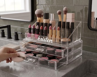 Organizador de maquillaje acrílico personalizado con cajones y soporte para labiales, almacenamiento de tocador con nombre personalizado, expositor de cosméticos transparente para mostrador. Regalo ideal.