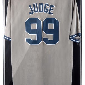 Vitrina de acrílico 3D personalizada para camisetas deportivas: protección UV, montaje en pared o mesa, almacenamiento de recuerdos imagen 9