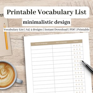 Op de afbeelding: Een afdrukbare woordenschatlijst met een minimalistisch ontwerp. De afbeelding bevat een notitieblok, potlood en een kopje koffie. De woordenschatlijst staat op een wit vel papier met kolommen voor de moedertaal en nieuwe taal, en een controlekolom.
