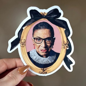 RBG Portrait Aufkleber - Ruth Bader Ginsburg Vinyl Aufkleber, feministische Kunst Aufkleber, Geschenk des Obersten Richters, inspirierender Goldrahmen schwarze Schleife