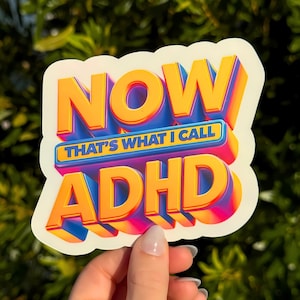 Now That's What I Call ADHD holografische sticker - retro jaren 90 en jaren 2000 leuke vinylsticker voor laptops, bidon - geschenk geestelijke gezondheid