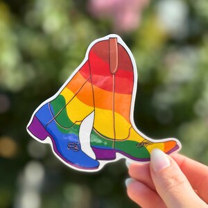 Bunter Regenbogen Cowboy-Stiefel Aufkleber - Stolz LGBTQ+ Cowgirl Vinyl Aufkleber - Langlebiger wasserdichter Aufkleber für Laptops, Wasserflaschen und mehr