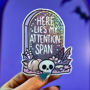 Pegatina holográfica de Halloween para TDAH: Aquí yace mi capacidad de atención / Pegatina de lápida espeluznante / Decoración para fiesta de Halloween / Idea divertida para regalar con TDAH
