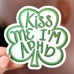Sticker Embrasse-moi, je suis TDAH, sticker trèfle en vinyle de la Saint-Patrick, cadeau de sensibilisation au TDAH neurodivergent, trèfle à 4 feuilles vert drôle Sticker TDAH