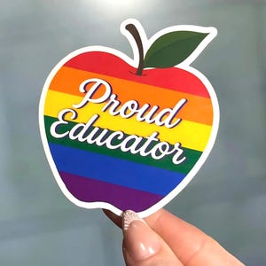 Rainbow Proud Educator Sticker LGBTQ Teacher Gay Pride Flag Vinyl Apple Sticker voor Laptop Water Bottle Classroom Gift Schoolbenodigdheden