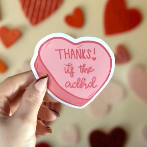 Bedankt! It's the ADHD Grappige ADHD-valentijnsdagsticker, roze hartvormige snoepsticker, ADHD-bewustzijnscadeau, leuke sticker geestelijke gezondheid