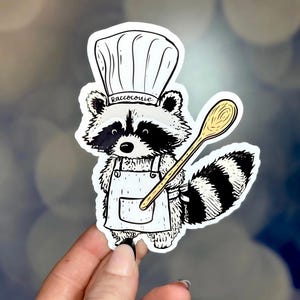 Sticker mignon de chef de raton laveur | Raccocouie Pun vinyle autocollant | Sticker animal drôle de cuisine | Tout, partout, à la fois Sticker pour ordinateurs portables
