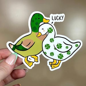 Pegatina de pato de la suerte, pegatina de vinilo del día de San Patricio, bonita calcomanía de patos irlandeses, pegatina de pato con trébol, regalo para amantes de los patos, trébol de cuatro hojas