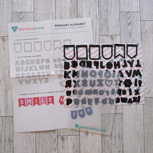 Jeu de matrices supérieure et inférieure de l'alphabet fanion Diamond Press