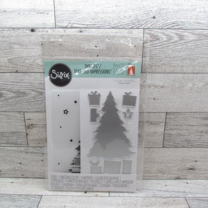 Puede incluir: Un juego de troqueles Sizzix Thinlits para manualidades, con un árbol de Navidad, cajas de regalo y estrellas. El juego incluye una carpeta de relieve y varios troqueles para proyectos de manualidades en papel. El embalaje muestra el logotipo "Textured Impressions".