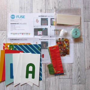 Puede incluir: Un kit de manualidades con instrucciones para pancartas y cupcakes, que incluye banderas de papel con letras, papel de colores, cuentas y cintas. El kit también contiene pajitas de papel e instrucciones.