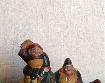 恵比寿と大黒天が宝船に乗っている日本の土人形 – 幸運、富、そして