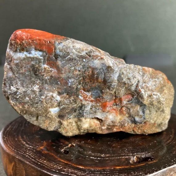 天然の碧玉水石（日本産レッドジャスパー）観賞用石。テラリウム