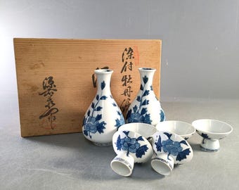源右衛門窯有田焼酒器セット – 手描き青牡丹文様、徳利2個、ぐい呑み3