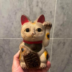 昭和レトロ招き猫貯金箱 – 日本の招き猫フィギュア、片足を上げた白い