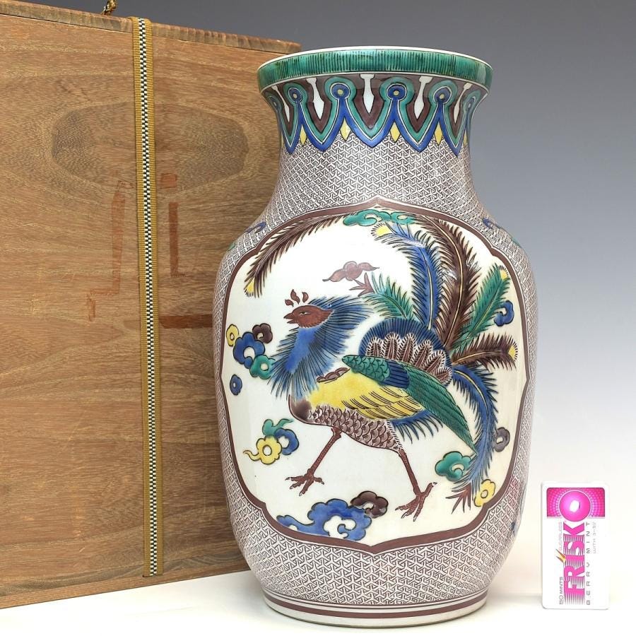 徳田八十吉二代九谷焼花瓶：九谷焼の古典的スタイルに鳳凰と龍を