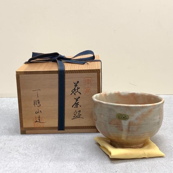 丹賀広瀬作 萩焼茶碗 – 椿窯製、天宝山銘入り、木箱入り、抹茶