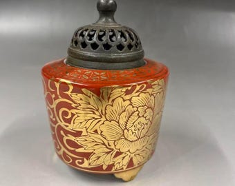 九谷焼香炉　赤と金の絵柄 九谷焼香炉 - 鉄蓋付き香炉、赤と金の花牡丹模様、高さ13cm 伝統九谷焼