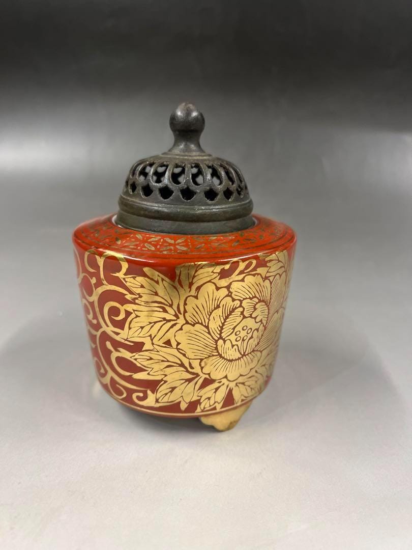 九谷焼香炉 - 鉄蓋付き香炉、赤と金の花牡丹模様、高さ13cm 伝統九谷焼