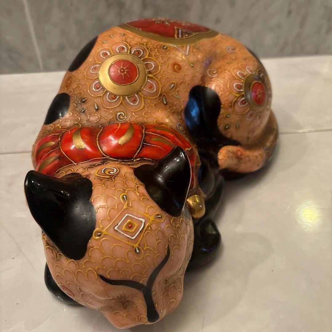 ヴィンテージ九谷焼の眠り猫の置物、豪華な金細工の手描き、風水アート