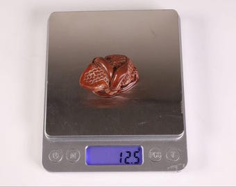 玉石製ツゲ材根付 – カエルとヘビの彫刻、バランスと再生の象徴