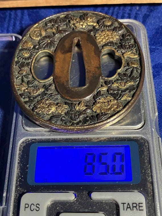 アンティーク銅鍔 - 獅子、牡丹、菊のデザインと金象嵌、装飾的な