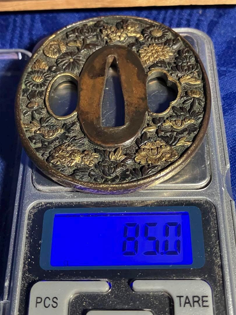 アンティーク銅鍔 - 獅子、牡丹、菊のデザインと金象嵌、装飾的な