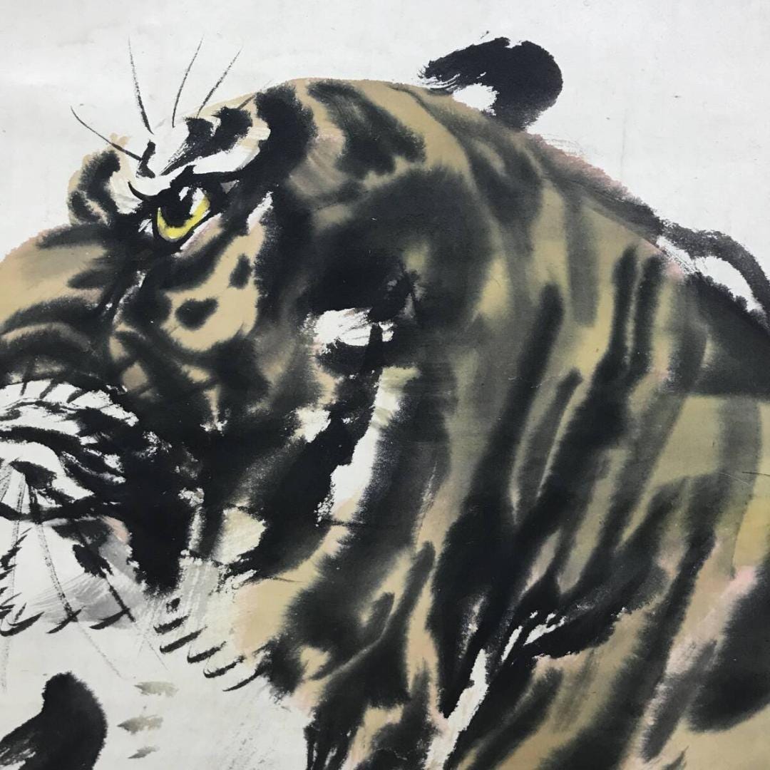 堀江玉峰作「猛虎掛け軸」―咆哮する虎を描いた躍動感あふれる水墨画
