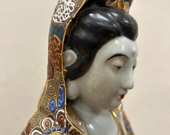 九谷焼観音菩薩座像 – 色鮮やかな衣をまとった手描きの陶器像、高さ