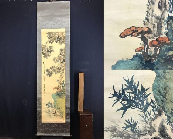 三井半山作 掛け軸 – 松と竹、霊芝、長寿の象徴、203×56cm、箱付き