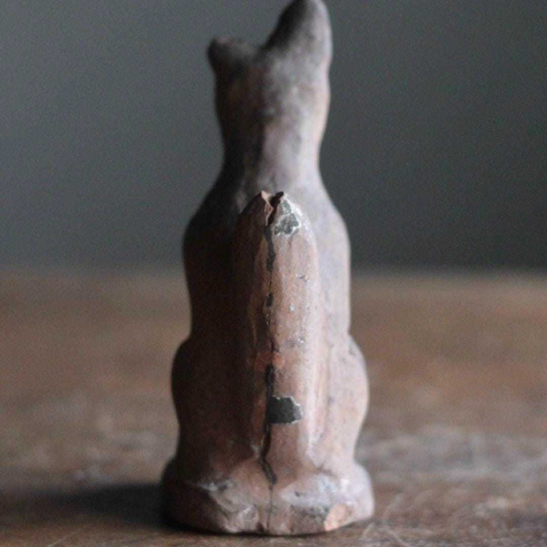 アンティークな日本の稲荷土人形 - 古民芸品の守護狐人形、緑青のある