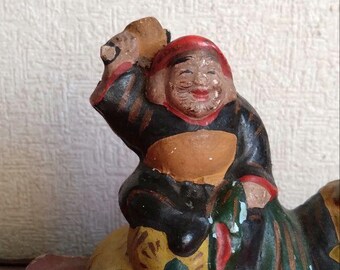 恵比寿と大黒天が宝船に乗っている日本の土人形 – 幸運、富、そして