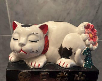 1950年代ヴィンテージ日本製寝猫置物 - 風水招き猫 - 手描き陶器製