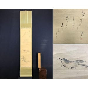Könnte beinhalten: Japanische Rollbildmalerei mit einem fliegenden Vogel und einer Landschaft. Das Kunstwerk verwendet Beige-, Grau- und Schwarztöne vor einem dunkelblauen Hintergrund. Eine Holzkiste und ein Holzstab befinden sich im Vordergrund. Die Rolle ist ca. 150 cm lang.