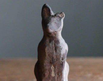 アンティークな日本の稲荷土人形 - 古民芸品の守護狐人形、緑青のある