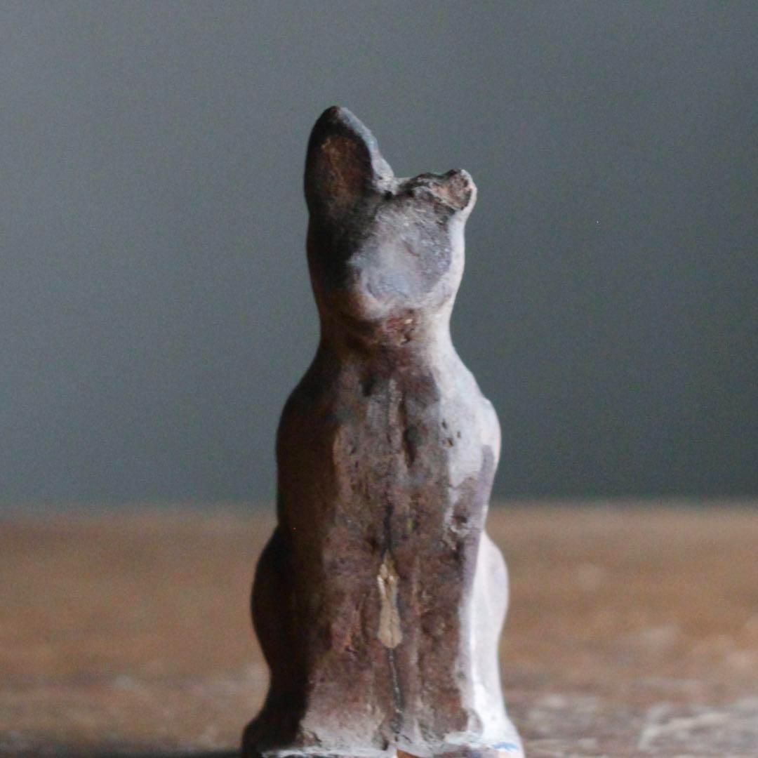 アンティークな日本の稲荷土人形 - 古民芸品の守護狐人形、緑青のある