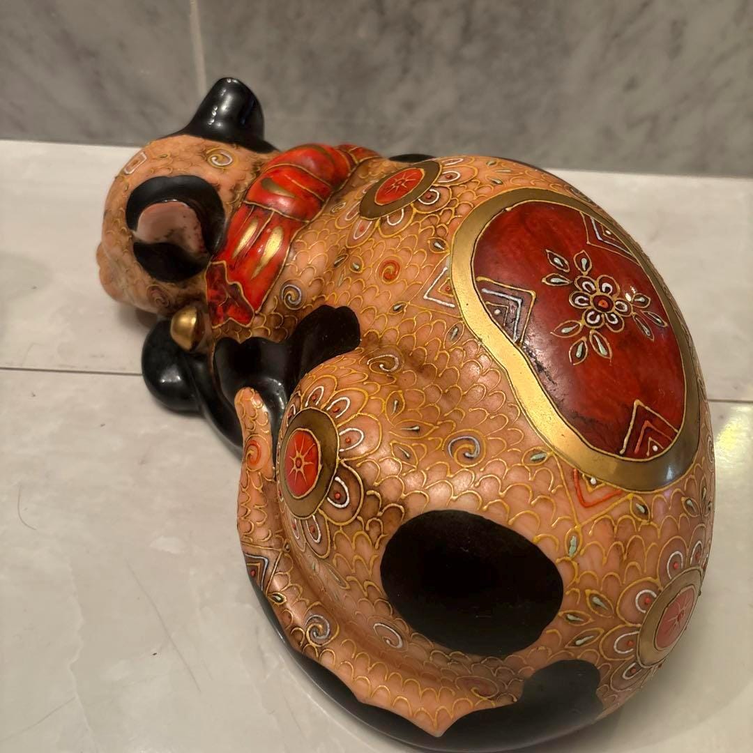ヴィンテージ九谷焼の眠り猫の置物、豪華な金細工の手描き、風水アート
