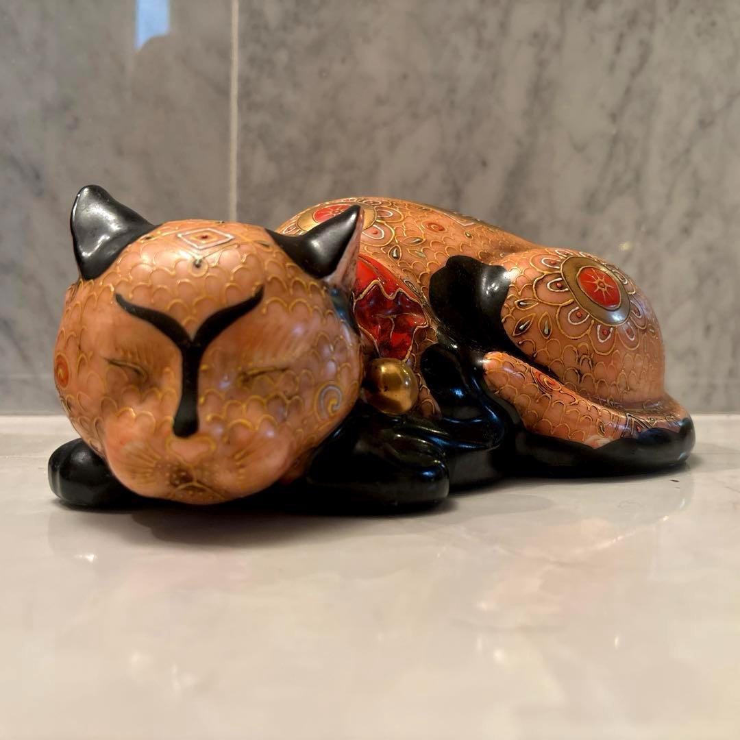 ヴィンテージ九谷焼の眠り猫の置物、豪華な金細工の手描き、風水アート
