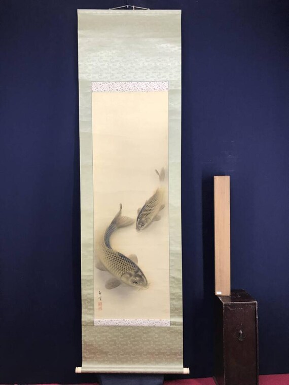 吉田里城作「泳ぐ鯉」掛軸 – 絹本に鯉二匹を描いた日本の花鳥画